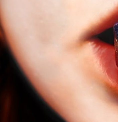 d20-lips-redhead-dice-wallpaper-preview